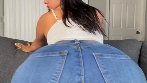 Dami - hot latina showing out for the camera 🧡  (make sure to like and retweet)