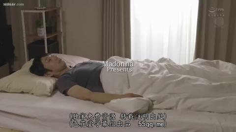 NTR的美好瞬间 - 结婚纪念日丈夫收到妻子给他买的一条领带，在朋友家聚会留宿，酒醉后女主闺蜜的男友误上了她，女主从一开始拒绝，到半推半就、直到堕落于欲望中无法...