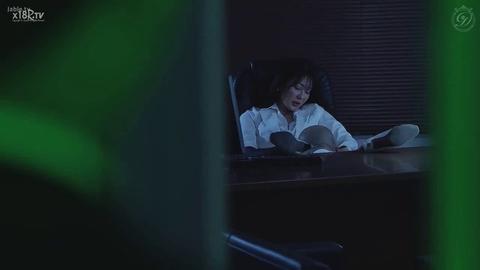 NTR的美好瞬间 - 丈夫透过门缝，看见了这一生都无法忘记的画面。妻子菜穗正坐在社长那张宽大的皮椅上，窄裙被掀到腰间，双腿无力地分开。社长阿部跪在办公桌下，脸埋...