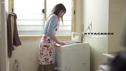 NTR的美好瞬间 - 清纯温柔、善解人意的黑长直人妻,总是更容易挑起爽点,反差总是让人欲罢不能。男主毕竟年纪大了,无法在生理上满足爱妻,男主年轻的侄儿来到城里找...