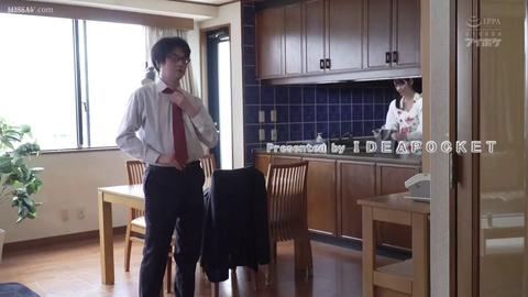 NTR的美好瞬间 - 整日忙于工作的丈夫,无法满足美丽而又性欲旺盛的长腿人妻,于是只能通过按摩棒自慰来满足自己,却不料被人渣公公发现,于是事情变得有趣起来,“公...