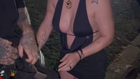 Tia Safada 130K - Putinha dando pro marido no meio da rua, com varios machos olhando  #...