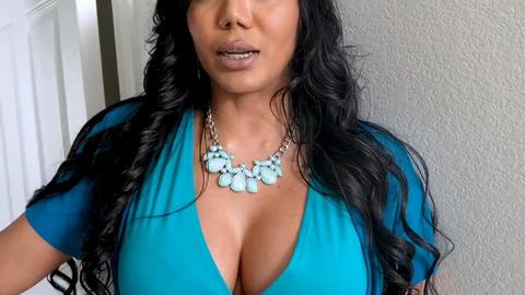 Hot Mom - "تبي تجلـ.ـحْ مع بنات تعال وحمل تطبيق ذا ➡️ وشوف البنات الي فيه وترا ...